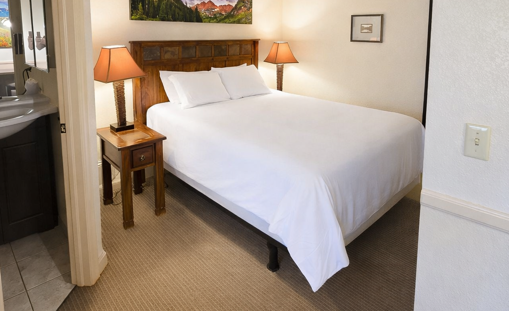 Mountain Lodge Stays in Estes Park | Crags Lodge Rooms & Suites
